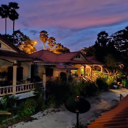 Beachfront Bungalow South Of Phuket Exterior foto
